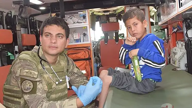 Bakanlık paylaştı! Tel Abyad ve Resulayn'da şifa dağıtan Mehmetçiler