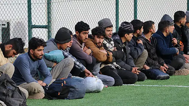 Bakır yüklü tırın dorsesinden 64 kaçak göçmen çıktı
