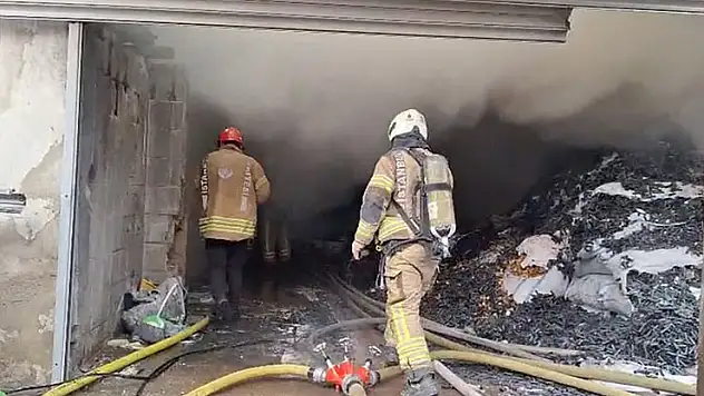 Bakırköy'de 2 katlı etiket fabrikasında çıkan yangın söndürüldü