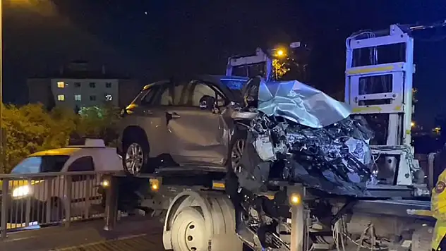 Bakırköy'de 3 aracın karıştığı kazada 4 kişi yaralandı
