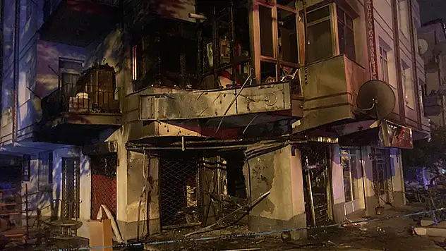 Bakkal dükkanında başlayan yangın, üst kattaki dairelere sıçradı

