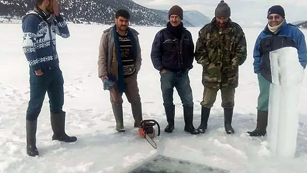 Balıkçılar donan goldeki buzları motorlu testereyle kesip avlanıyor
