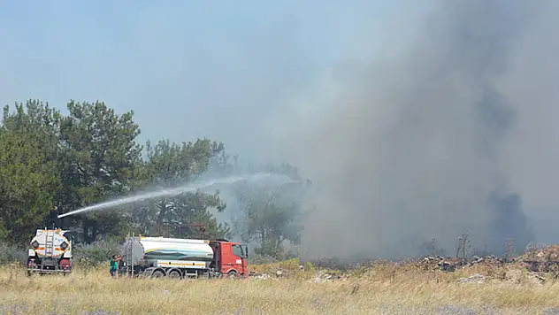 Balıkesir'de eski çöplük alanında çıkan yangın 8 saatte kontrol altına alındı
