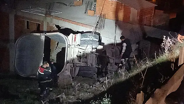 Balıkesir'de freni boşalan kamyon eve girdi: 2 ölü
