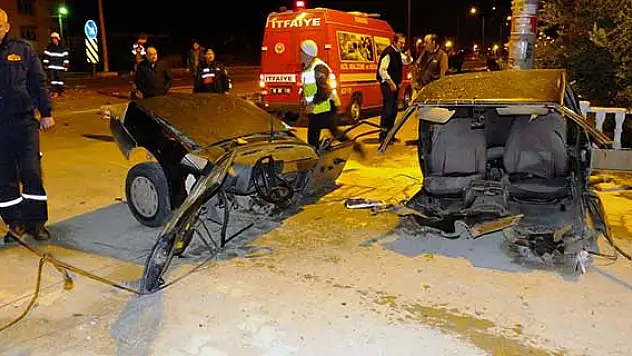 Balıkesir'de kamyonet ile otomobil çarpıştı: 3 yaralı