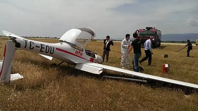 Balıkesir'de kuyruğu piste çarpan uçak düştü!