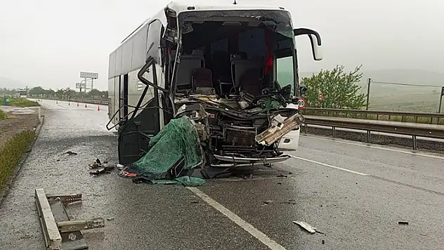 Balıkesir'de lise öğrencilerini taşıyan tur otobüsü tıra çarptı, 33 kişi yaralandı
