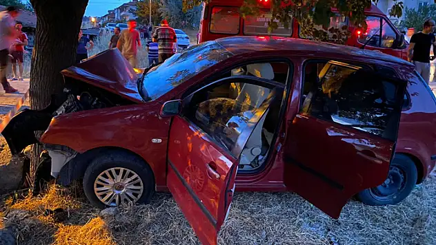 Balıkesir'de otomobil ağaca çarptı: 2 ölü, 6 kişi yaralı
