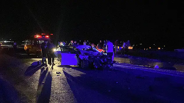 Balıkesir'de otomobil tıra çarptı: 3 ölü, 1 yaralı
