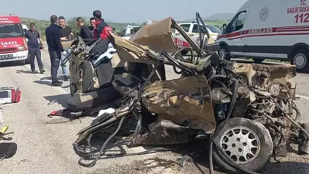 Balıkesir'de otomobil tırla çarpıştı: 3 ölü
