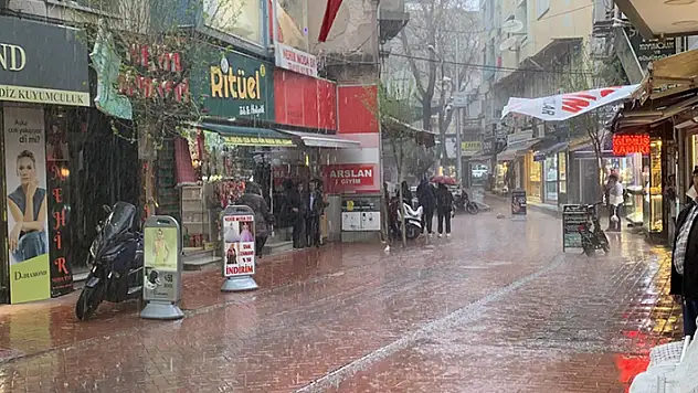 Balıkesir'de sağanak ve dolu su baskınlarına neden oldu
