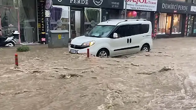 Balıkesir'de sağanak yollar göle döndü
