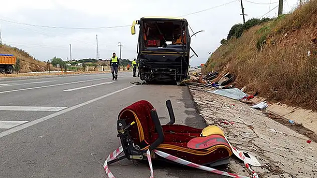 Balıkesir'de tur otobüsü ile otomobil çarpıştı: 4 ölü, 30'dan fazla yaralı