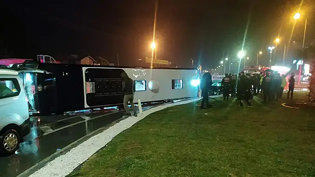 Balıkesir'de yolcu otobüsü devrildi, 1 kişi öldü, 20 kişi yaralandı
