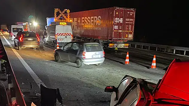 Balıkesir'de zincirleme kaza 1 ölü, 5 yaralı

