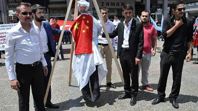 Balıkesir'deki eylemde Mao'yu astılar