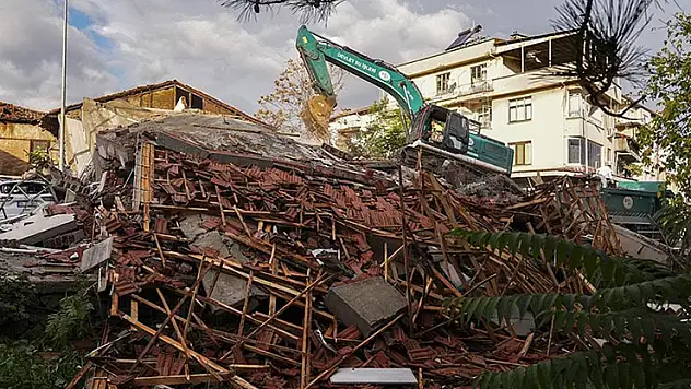 Balıkesir Sındırgı merkezli depremde yıkılan binaların enkazı kaldırılıyor