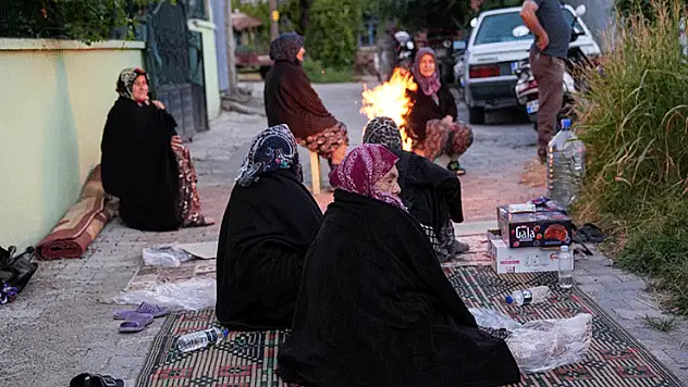 Balıkesir Sındırgı merkezli depremlerin hasara neden olduğu mahallelerin sakinleri geceyi sokakta geçirdi