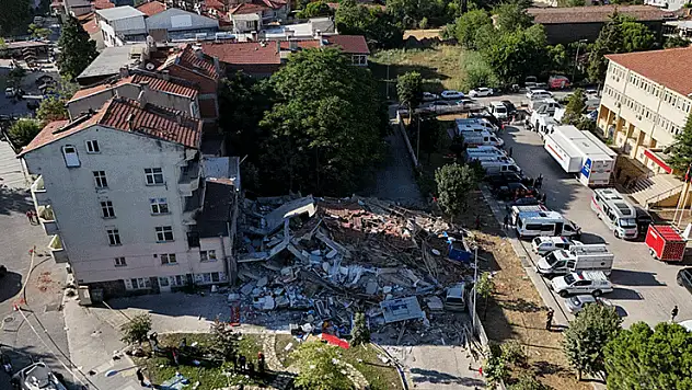 Balıkesir'de 1 yıkık, 13 ağır hasarlı, 61 az hasarlı yapı tespit edildi