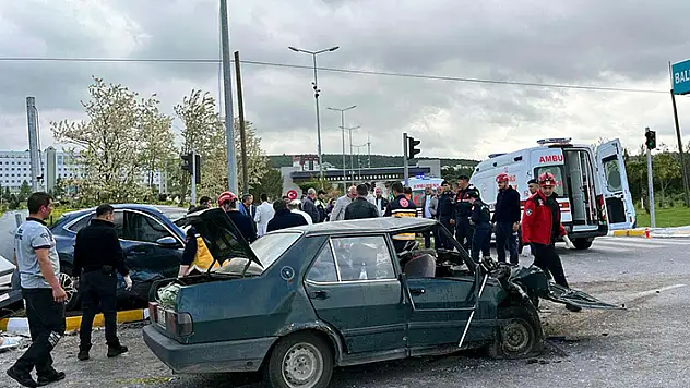 Balıkesir'de 2 otomobil çarpıştı: 1 ölü, 5 yaralı
