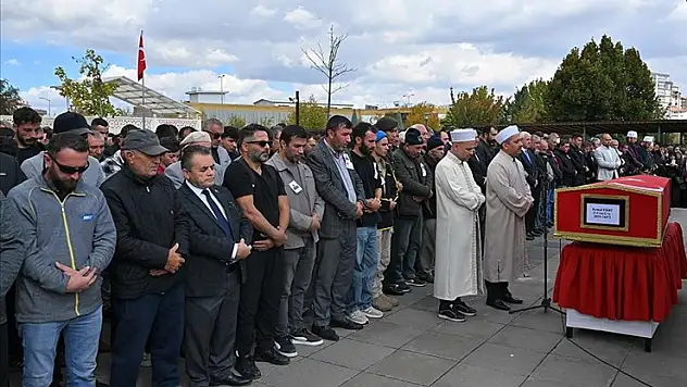 Balıkesir'de cezaevi firarisi tarafından öldürülen uzman çavuş Ekri'nin cenazesi toprağa verildi