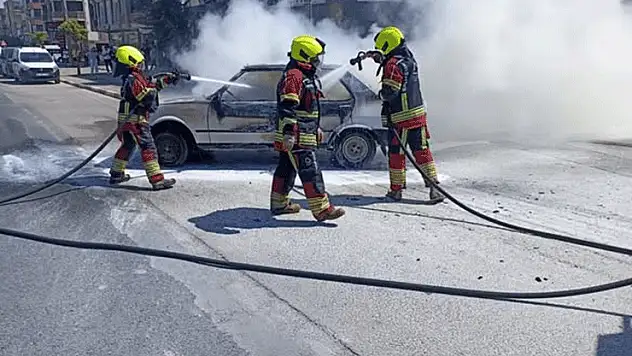 Balıkesir'de LPG'li TOFAŞ marka araç yol ortasında yandı