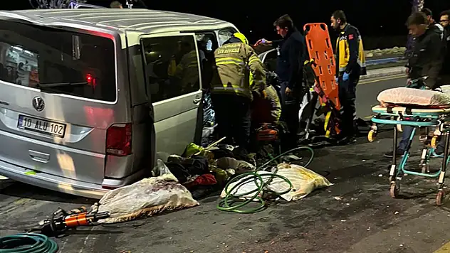 
Balıkesir'de minibüs takla attı: 1 ölü, 4 yaralı