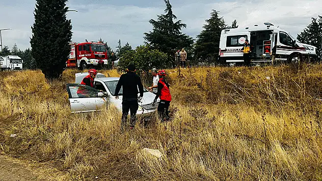 Balıkesir'de otomobil yağmurda kayarak, şarampole uçtu