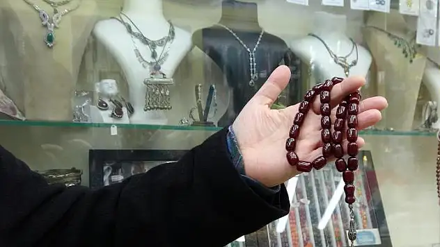 Balina kusmuğundan yapılan tespih 25 bin liraya satılıyor
