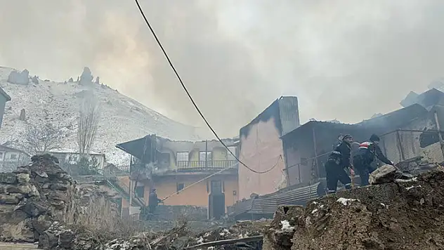 Balkona bırakılan kovadaki közden yangın çıktı: 5 ev kullanılamaz hale geldi

