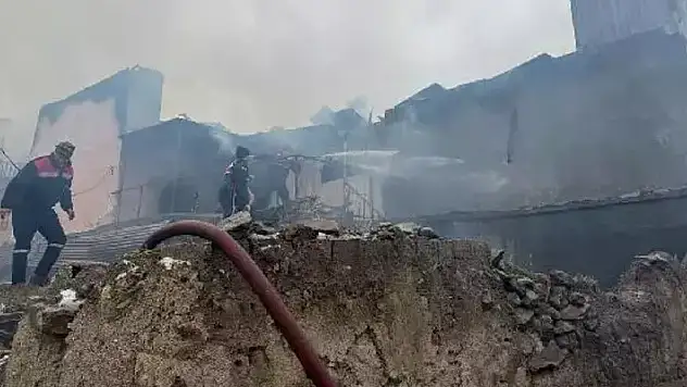 Balkona bırakılan kovadaki közden yangın çıktı 5 ev kullanılamaz hale geldi
