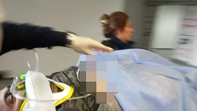 Balkona cam takarken 3'üncü kattan düşen işçi, ağır yaralandı

