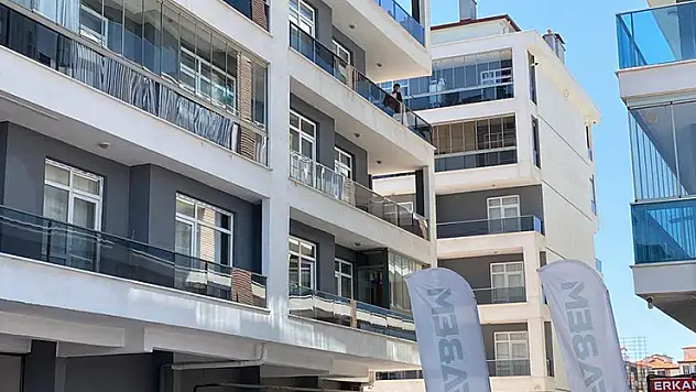 Balkona çıkan kişi, bıçakla kendini yaraladı