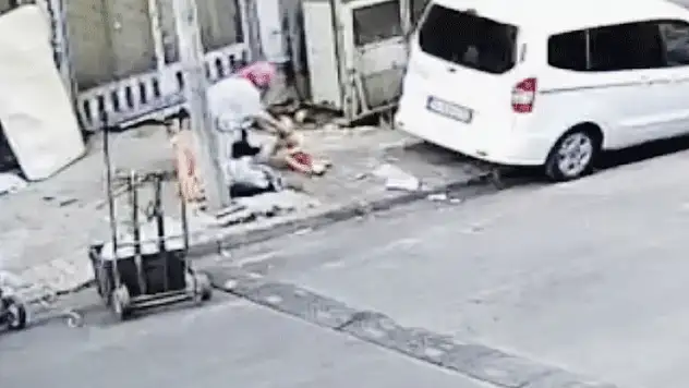 Balkondan düşen 4 yaşındaki çocuğun görüntüleri kameraya yansıdı