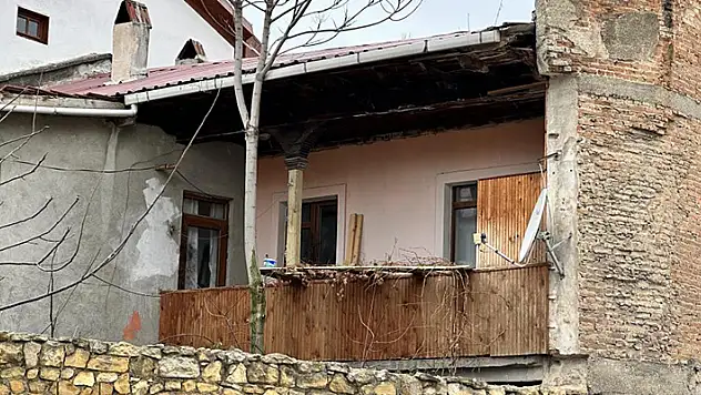 Balkondan girdikleri evde değerli eşya bulamayınca kombi ve televizyonları çaldılar
