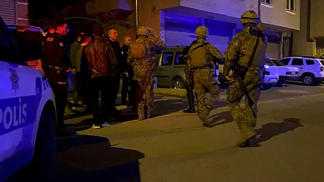Balkondan tüfekle havaya ateşe açıp, kendini eve kilitledi