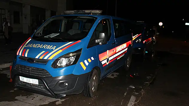 Balkonun altında sohbet eden gençlere ateş etti, yakınları tarafından darbedildi: 1 ölü, 2 yaralı
