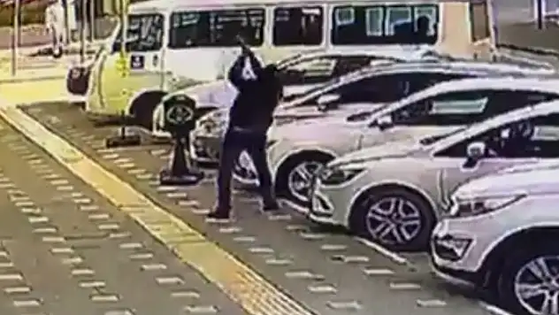 Balta ile park halindeki araçlara saldırdı o anlar kamerada

