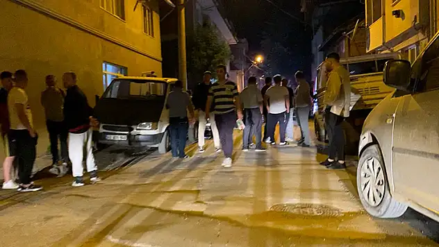 Balta ile sokaklarda dehşet saçan alkollü maganda, polis uyarı ateşiyle yakaladı o anlar kamerada