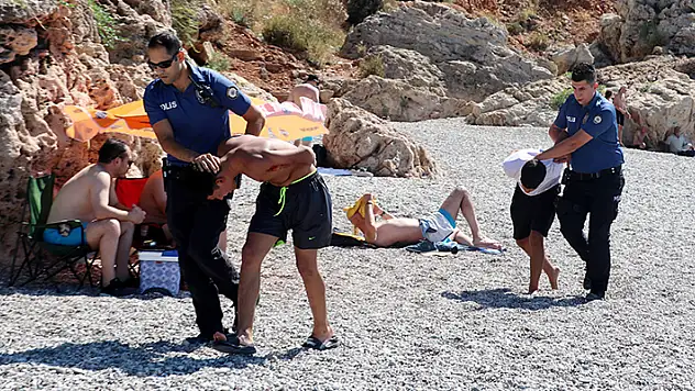Balta ve neşterle polise direndiler, biber gazıyla etkisiz hale getirildiler
