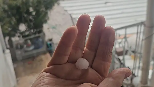 Bandırma'da şiddetli rüzgar ve dolu yağışı etkili oldu
