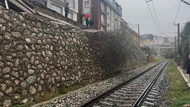 Bandırma'da tren yolu istinat duvarı çöktü