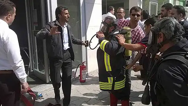 Bankada Çıkan Yangında 3 Kişi Dumandan Zehirlendi