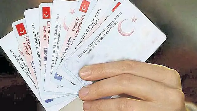 Bankalarda yeni dönem başladı! Artık yeni kimlik kartı olmayan işlem yapamayacak
