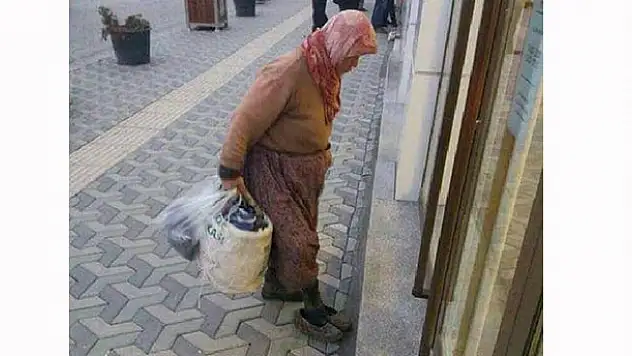 Bankaya çamurlu ayakkabılarını çıkarıp girdi