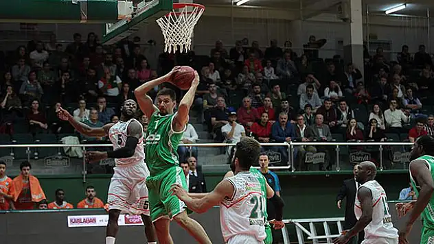 Banvit evinde yıkıldı!