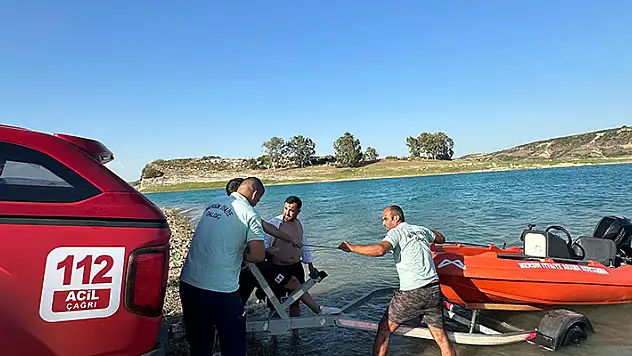 Baraj gölündeki adacıkta mahsur kalan kişi, belediye ekiplerince kurtarıldı
