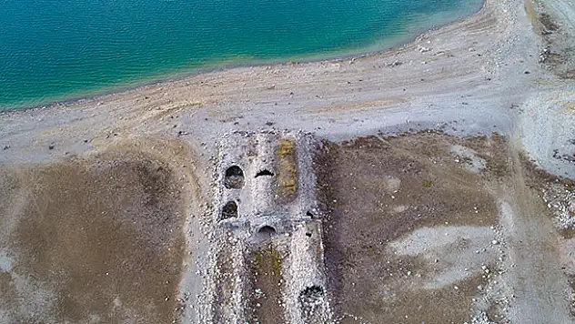 Baraj suyu çekilince Selçuklu hanı ortaya çıktı