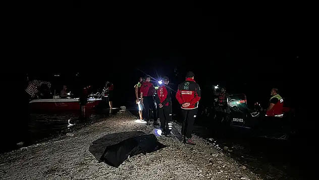 Barajda balık tutmak isteyen 3 arkadaştan 2'si bataklığa saplandı, 1'i boğuldu