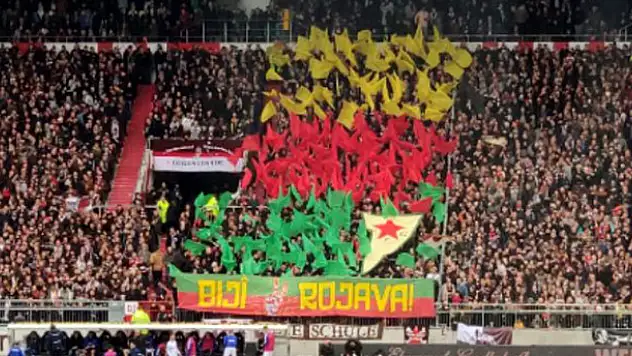 Barış Pınarı'na destek veren ve kadro dışı kalan Enver Cenk Şahin'in takımı St. Pauli'nin maçında terör örgütüne destek